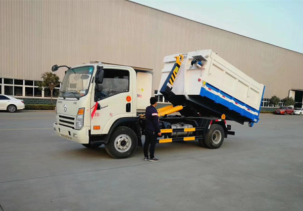 大运6-8方(建筑垃圾)勾臂车
