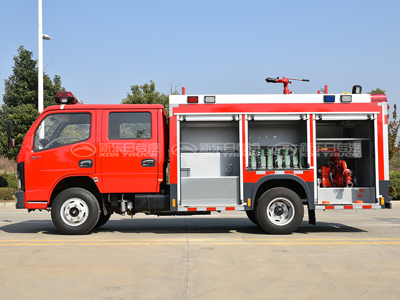 新东日牌 国六 东风多利卡2.5吨水罐消防车